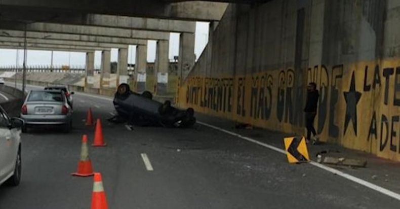 Un conductor alcoholizado despistó y volcó en ruta 101