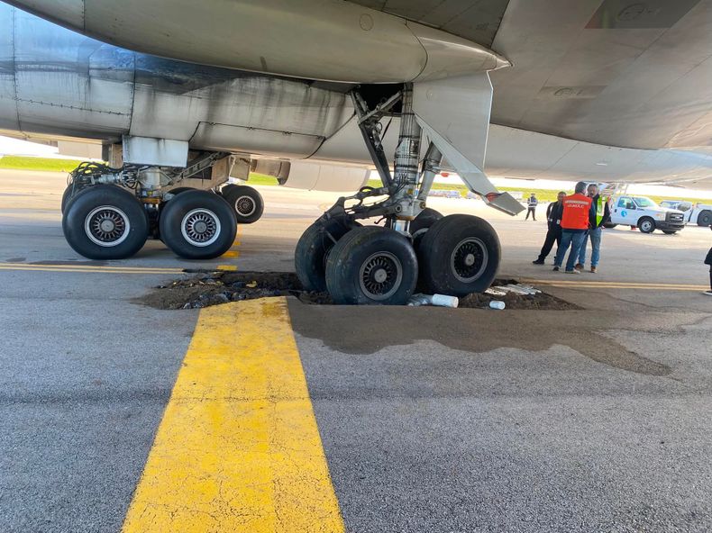 Un avión de carga quedó atrapado tras hundirse el pavimento en el Aeropuerto de Carrasco