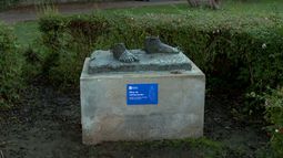 Robo insólito: se llevaron un monumento de bronce al Peón de Estancia en el Prado y dejaron solo los pies