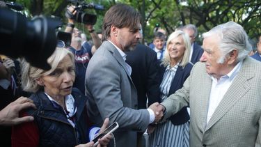Luis Lacalle Pou y José Mujica en el Acto del Obelisco en el 40 aniversario del Río de Libertad.