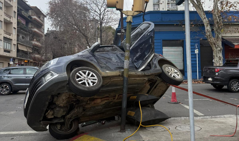 Choque entre dos autos en el Centro dejó un vehículo contra un semáforo y su conductor debió ser rescatado