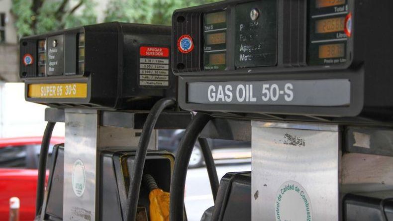 Informe de la Ursea recomienda una suba de la nafta y descenso de los precios del gasoil y el supergás