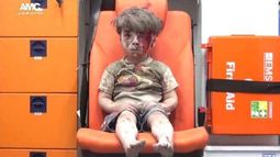 Reapareció Omran, el niño que se transformó en el símbolo de la tragedia en Siria