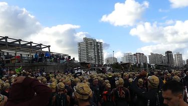 Emotivo homenaje a nadador argentino: cientos de triatletas realizaron un minuto de silencio en Punta del Este