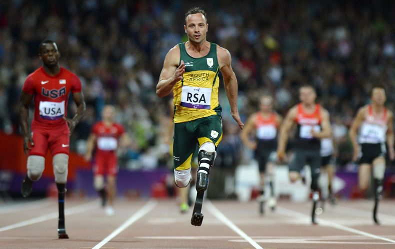 Oscar Pistorius, de la gloria deportiva a la cárcel por matar a su novia.