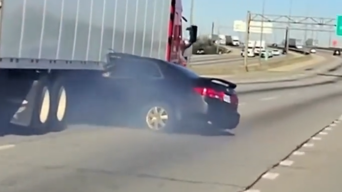 Auto fue arrastrado abajo de un camión.