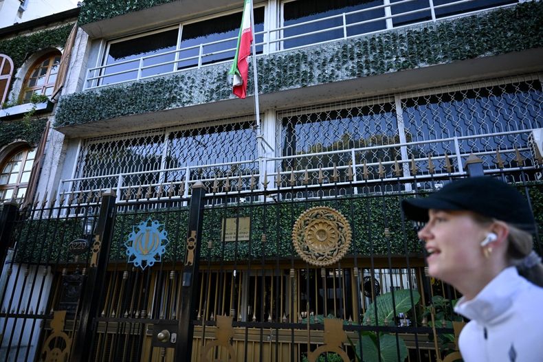 Soltani Tehrani fue declarado persona no grata