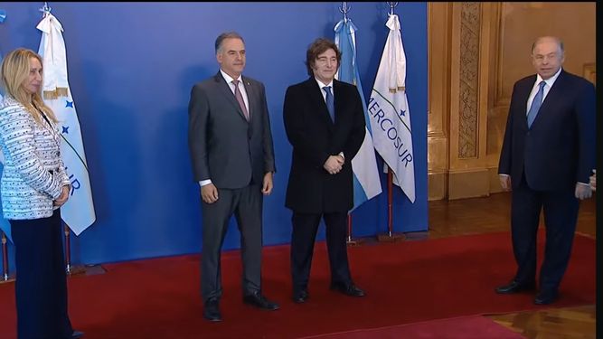 El presidente Yamandú Orsi se reunió con su par argentino, Javier Milei