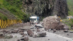Una avalancha de piedras en una carretera de la provincia de Huarochirí en Perú impactó contra camiones.
