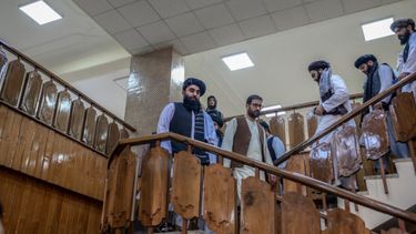 Talibanes garantizan que estudiantes volverán a la escuela lo antes posible