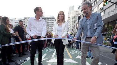 La intendente, Carolina Cosse, inauguró la ciclovía por la avenida 18 de Julio