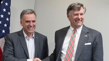 Yamandú Orsi se entrevistó en Bolivia con el subsecretario de Estado de Estados Unidos