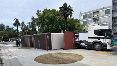 Camión con carga pesada volcó en el Prado y quedó en la vereda