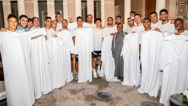 Las autoridades de Cultura y Turismo de Abu Dhabi obsequiaron&nbsp;el traje nacional emiratí&nbsp;a la selección uruguaya.