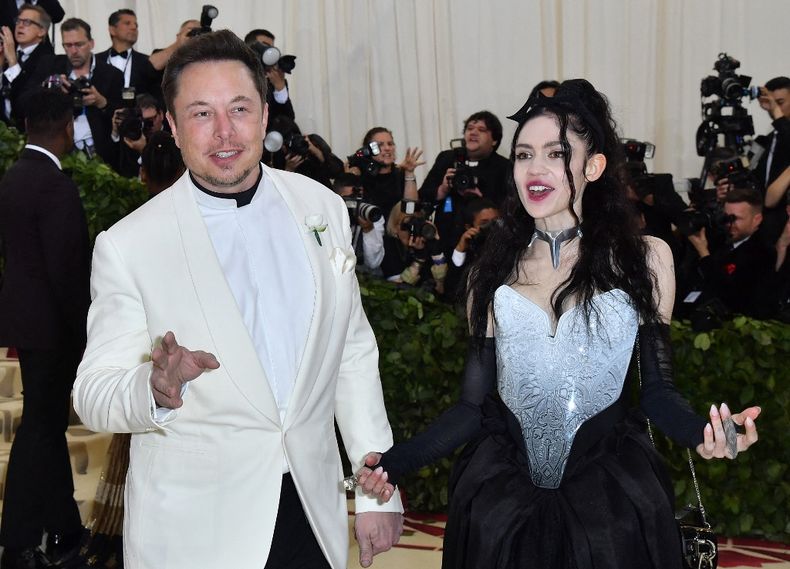 Elon Musk y Grimes en la Gala del MET.
