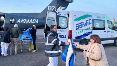 Una aeronave de la Armada traslado con éxito desde Bariloche a Montevideo a un ciudadano uruguayo que sufrió un ACV.