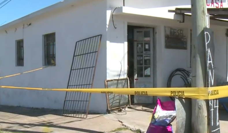 Según información policial primaria, el comerciante efectuó tres disparos.