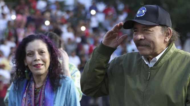 Daniel Ortega junto a su esposa Rosario Murillo anuncian liberación de presos.