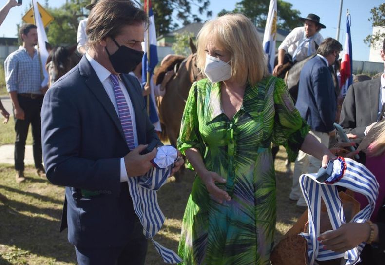 Lacalle Pou le cedió la banda a Carolina Cosse para que vaya practicando