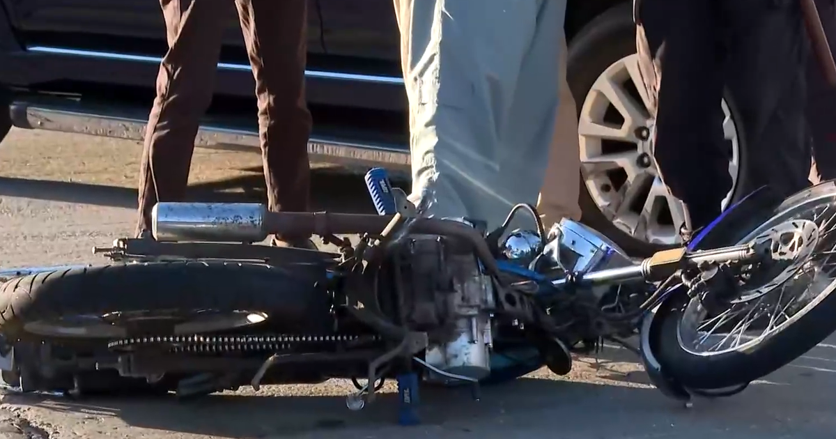 Un motociclista sufrió fractura expuesta tras chocar con una camioneta en barrio Lavalleja