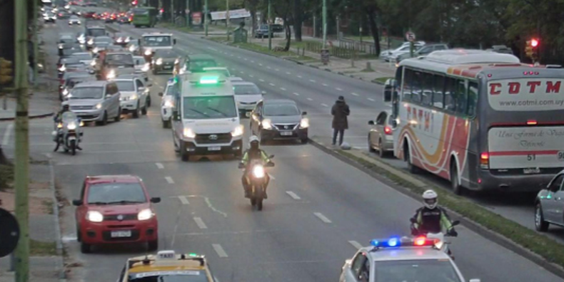 La Policía escoltó a una ambulancia con un bebé, que había sufrido un paro cardiorrespiratorio, desde Ciudad del Plata a Montevideo.