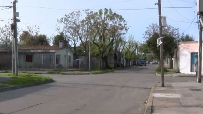 Hombre baleado en Villa Española: atacante ingresó a su casa, fue hasta el cuarto y le disparó en las piernas