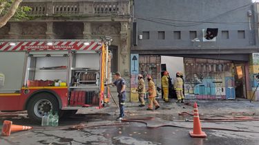 Bomberos trabaja en incendio de proporciones en la zona de Cordón.