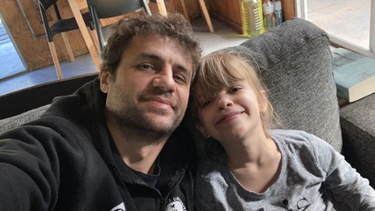 El músico Luciano Supervielle y su hija Nina.