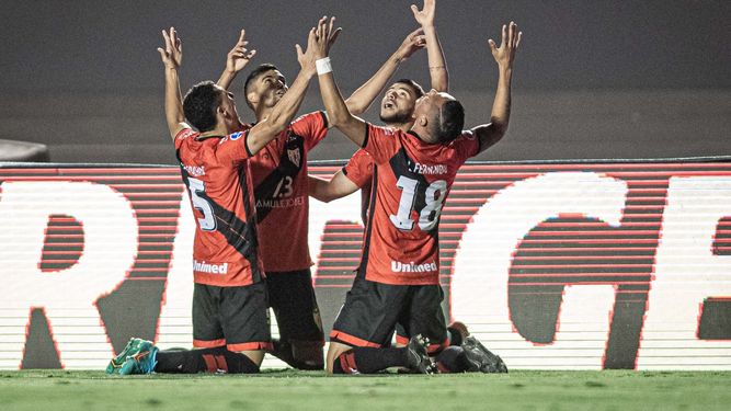 El festejo de uno de los cuatro goles que Atlético Goianiense le hizo a Nacional.