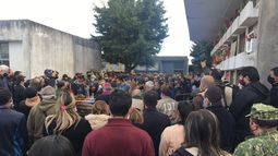 Familiares y amigos despidieron los restos de los tres infantes de Marina