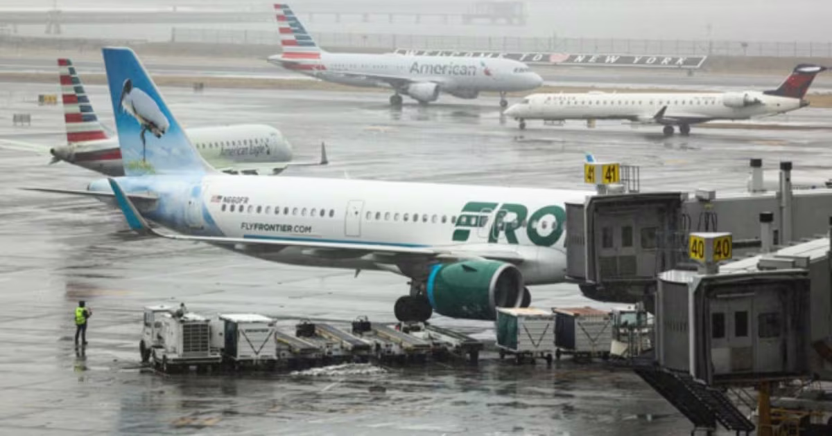Al menos una persona murió y otras 12 resultaron heridas arrolladas por un avión en el aeropuerto de Denver