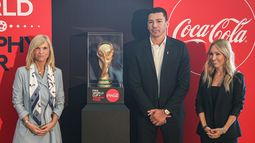 Este viernes la vicepresidente de la República, Beatriz Argimón, encabezó la ceremonia de recepción de la Copa del Mundo en Uruguay.