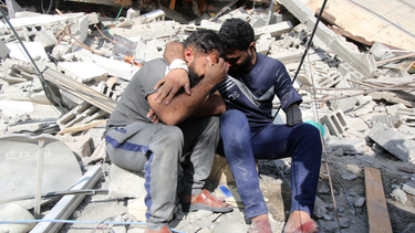 Escombros de un edificio en el campo de refugiados de Shati en la ciudad de Gaza el 6 de noviembre de 2023, en medio de las batallas en curso entre Israel y el movimiento palestino Hamas.