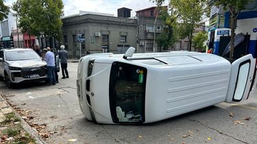 Choque en La Comercial: conductor no respetó cartel de Pare y provocó el vuelco de otro vehículo