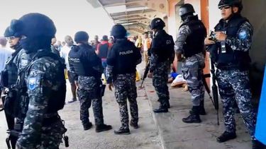 Policía en el puerto de Esmeraldas, Ecuador, por balacera.