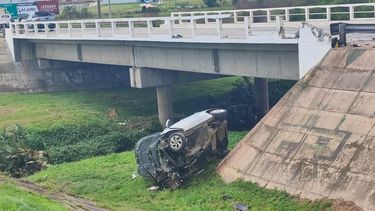 Un auto despistó y cayó de un puente en Progreso; su conductora fue rescatada Un auto despistó y cayó de un puente en Progreso; su conductora fue rescatada