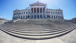 Polémica por festejos del Palacio Legislativo: la oposición cuestiona inversión millonaria