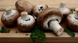 Champiñones, uno de los ingredientes característicos de la caruso.