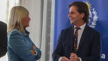 Lacalle Pou partió hacia Reino Unido para reunirse con el primer ministro Boris Johnson