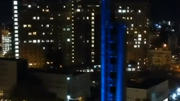 AUF iluminó su sede y la Torre de los Homenajes de azul en apoyo a la campaña contra el cáncer de próstata.