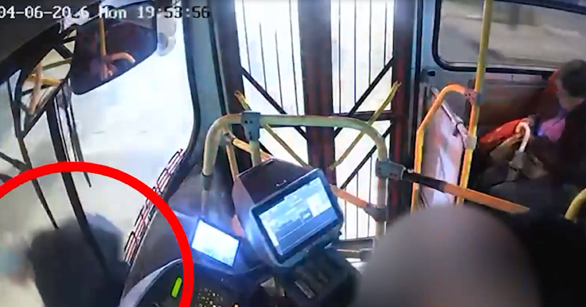 Video: así fue el choque entre un ómnibus y una bicicleta en 8 de Octubre y Batlle y Ordóñez