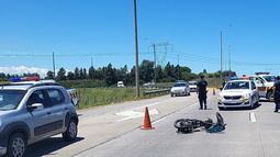 Siniestro fatal en ruta 102: un motociclista murió tras ser impactado por un auto