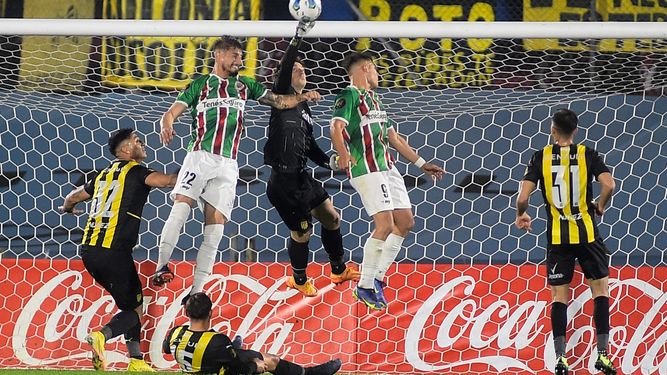 Peñarol venció a Colón y sigue de largo en la Copa AUF Uruguay.