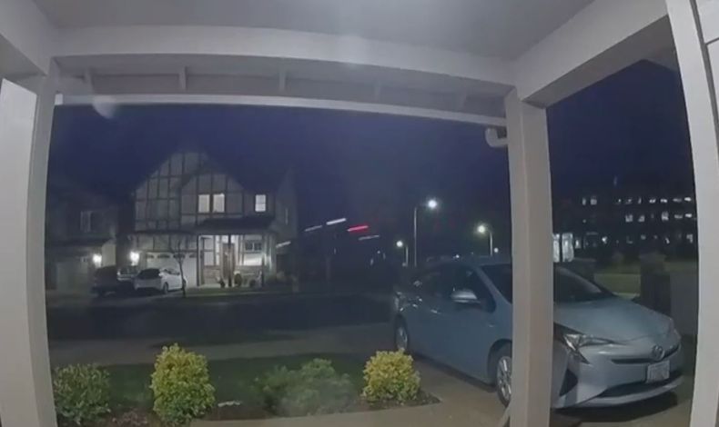 Camioneta voló y chocó contra la fachada de una casa: cámara de seguridad registró la escena