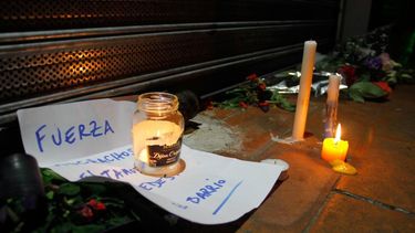 Flores, velas y carteles en el Kinko donde asesinaron a trabajador