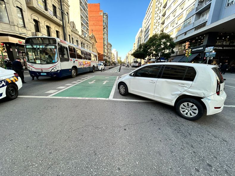 Un ómnibus chocó contra un auto en 18 de Julio: la joven que iba a descender sufrió varias lesiones
