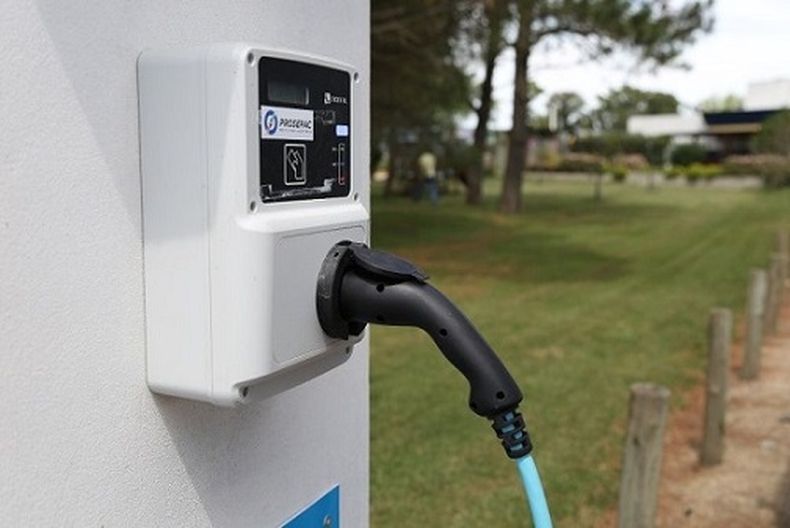 Estacioneros alertan por caída de hasta 12% en ventas de combustibles por avance de los vehículos eléctricos