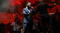 Lucas Sugo y la Filarmónica en el Estadio Centenario.