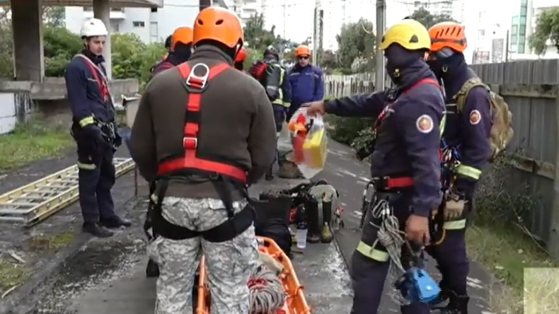 Bomberos se capacitan en altura y utilizan un edificio abandonado