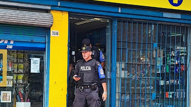 delincuente armado asalto farmacia en brazo oriental y huyo en moto